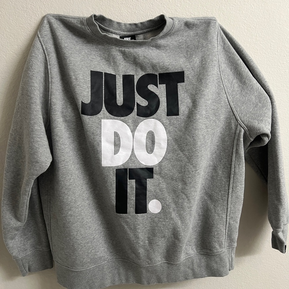 Men’s Grey Nike Pullover
Men’s Size XL